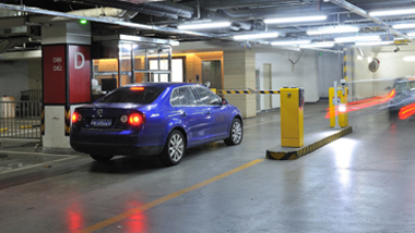 Entrance and exit charge management system